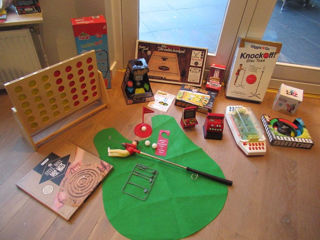 Verschillende leuke verrassende vreemde Familie spellen spel, Ophalen of Verzenden, Zo goed als nieuw
