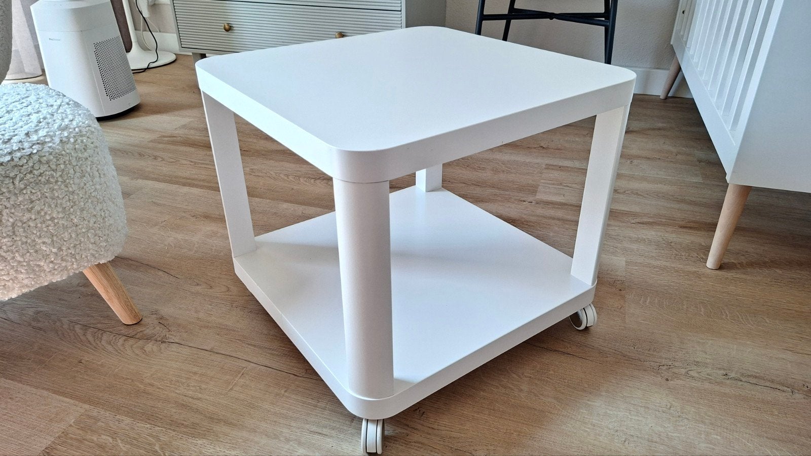 Bijzettafel Ikea Tingby wit wieltjes 50 x 50 cm, Ophalen, Nieuw, Vierkant, 45 tot 60 cm