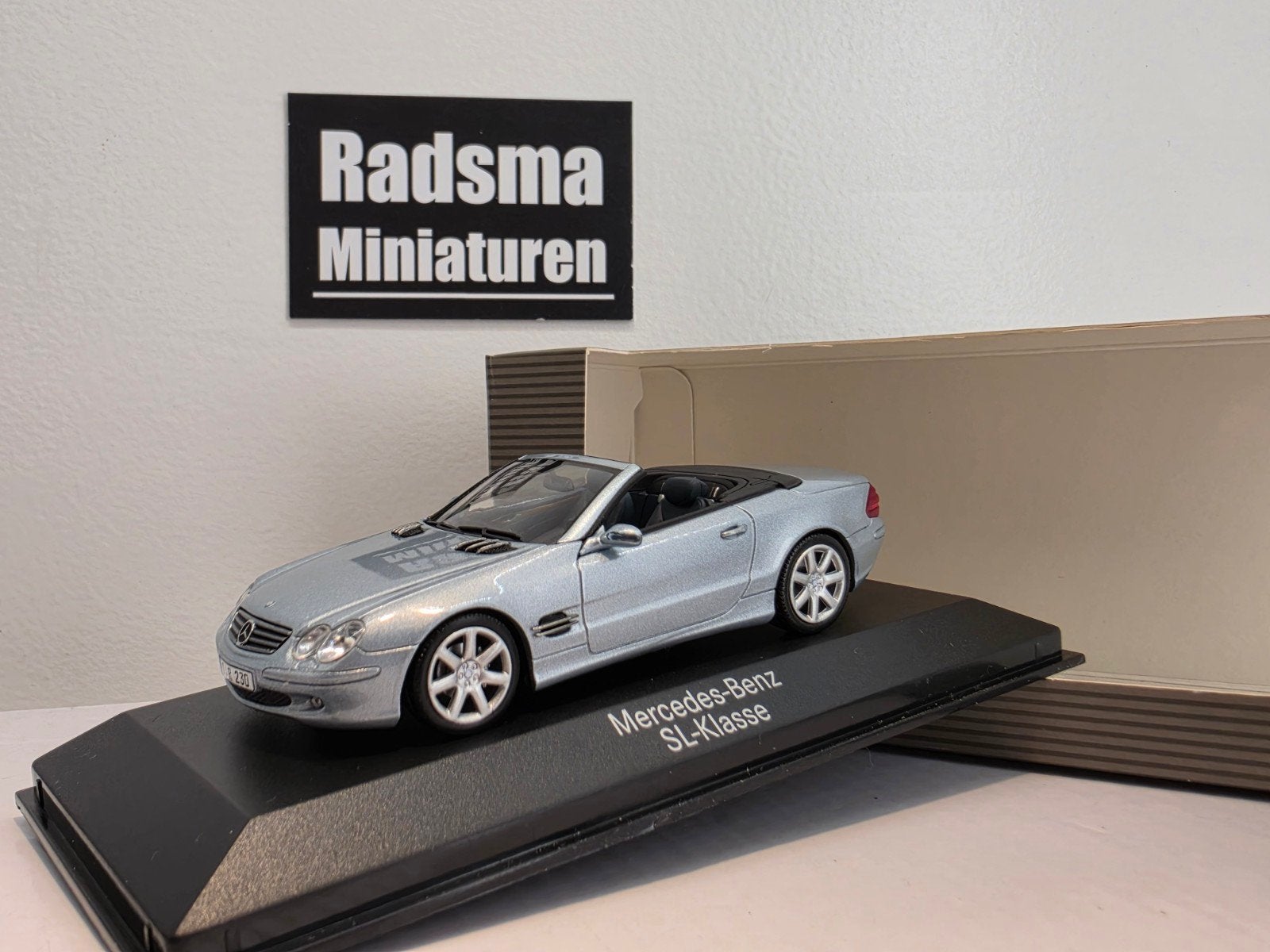 Mercedes-Benz SL-Klasse R230 - 1:43 Minichamps dealerpack, Auto, Ophalen of Verzenden, Zo goed als nieuw, MiniChamps