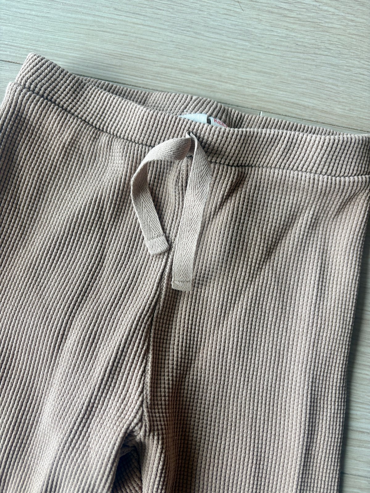 Zara broekje maat 98 beige, Ophalen of Verzenden, Zo goed als nieuw, Jongen of Meisje, Broek
