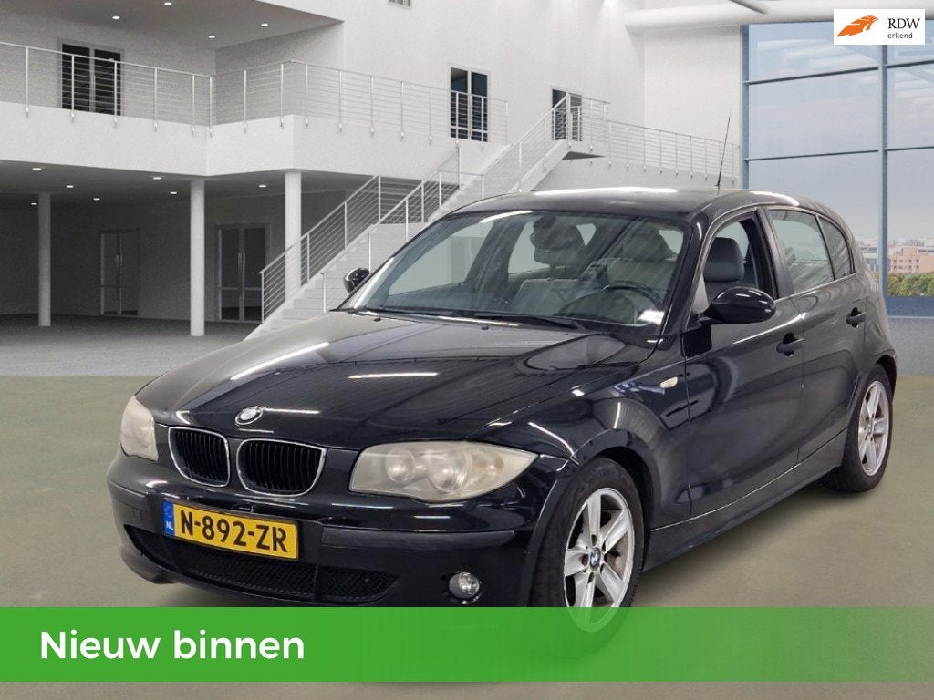 BMW 1-serie 118i 5-deurs Automaat | Leder | Airco | Nieuwe A, Achterwielaandrijving, 4 cilinders, 129 pk, Zwart