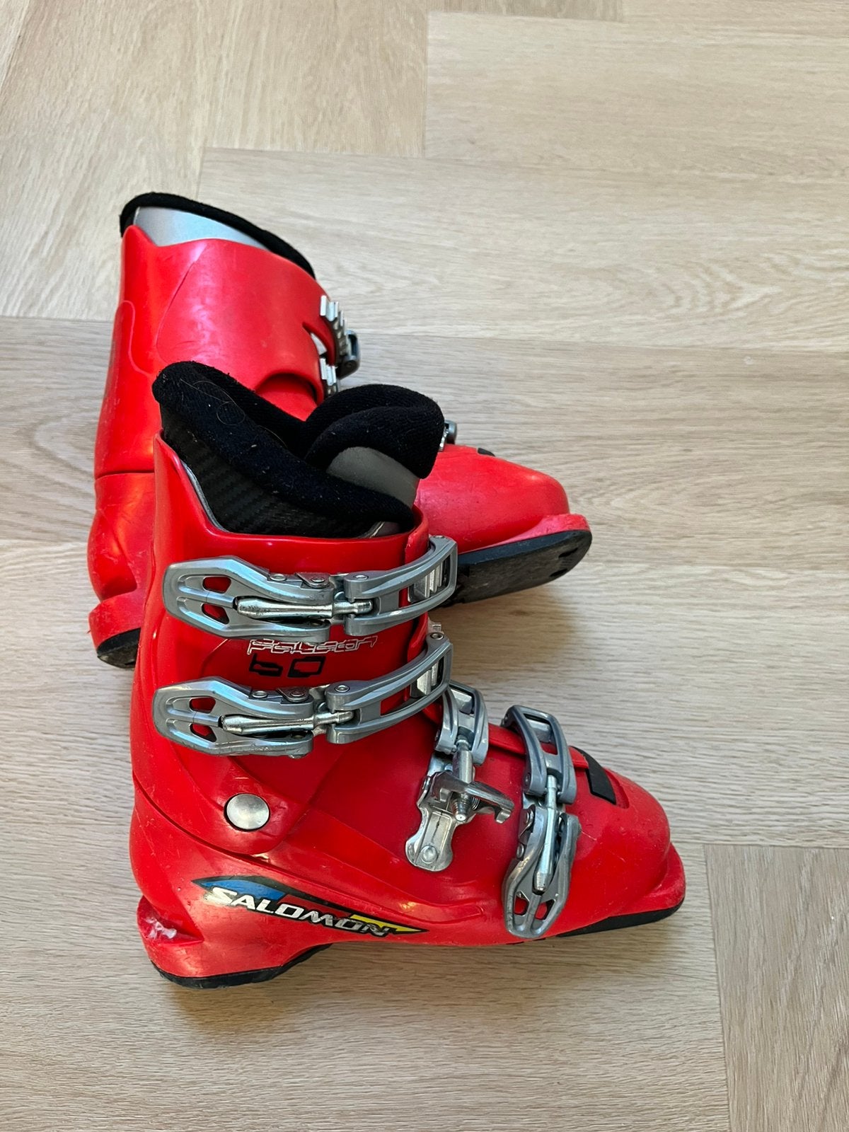 Kinder skischoenen en ski helmen 25 euro alles, Ophalen, Gebruikt, Schoenen, Salomon