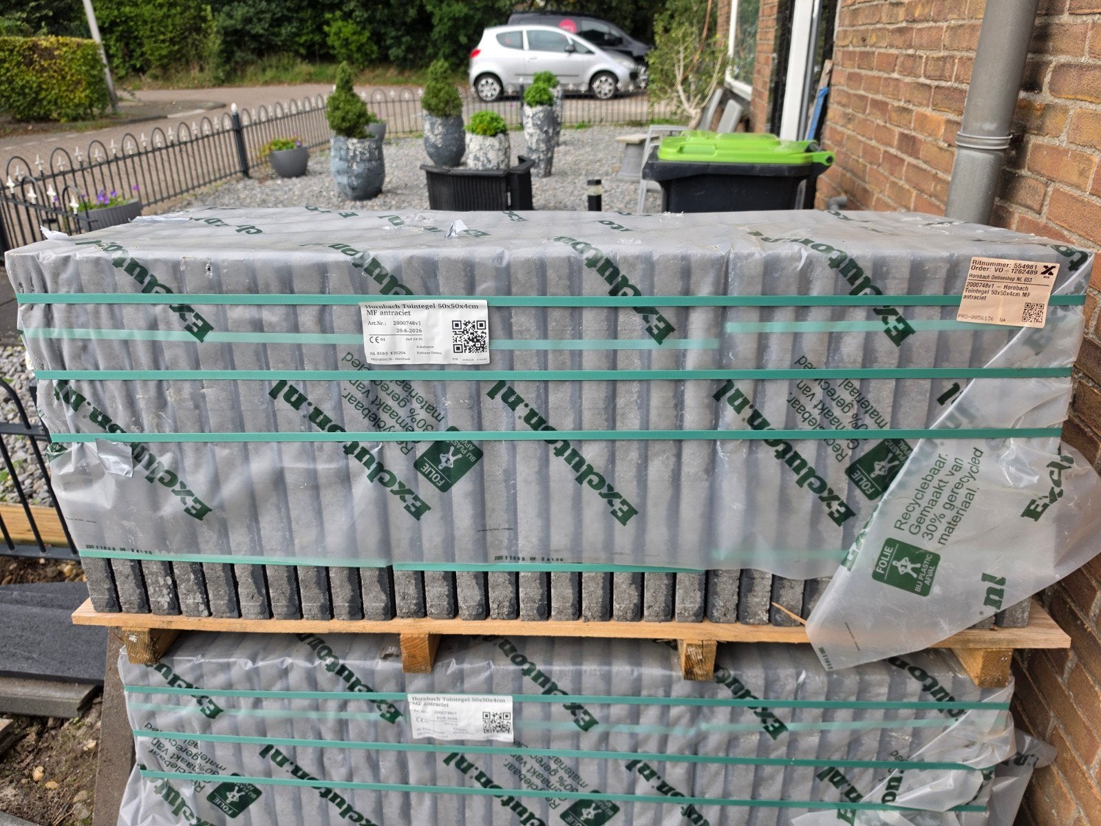 30 stuks antraciet betontegels

Te koop: 1 comp, Ophalen, Nieuw, 5 tot 10 m², Beton
