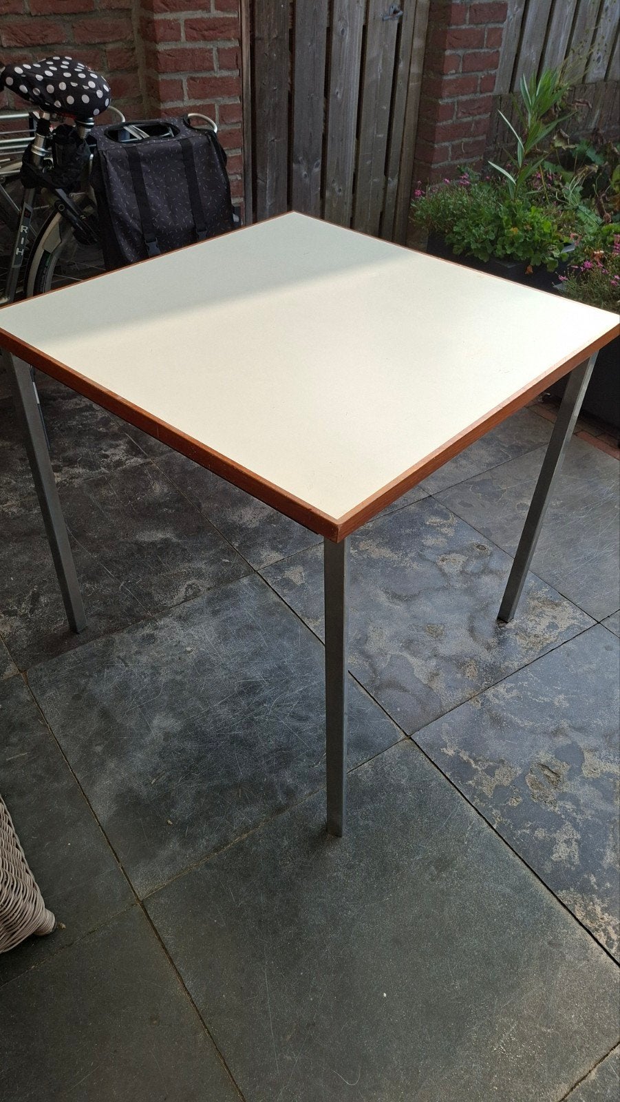 sssssss Vierkante tafel met wit blad en metalen poten 80cm b, Gebruikt, 50 tot 100 cm, Modern, functioneel, Vierkant