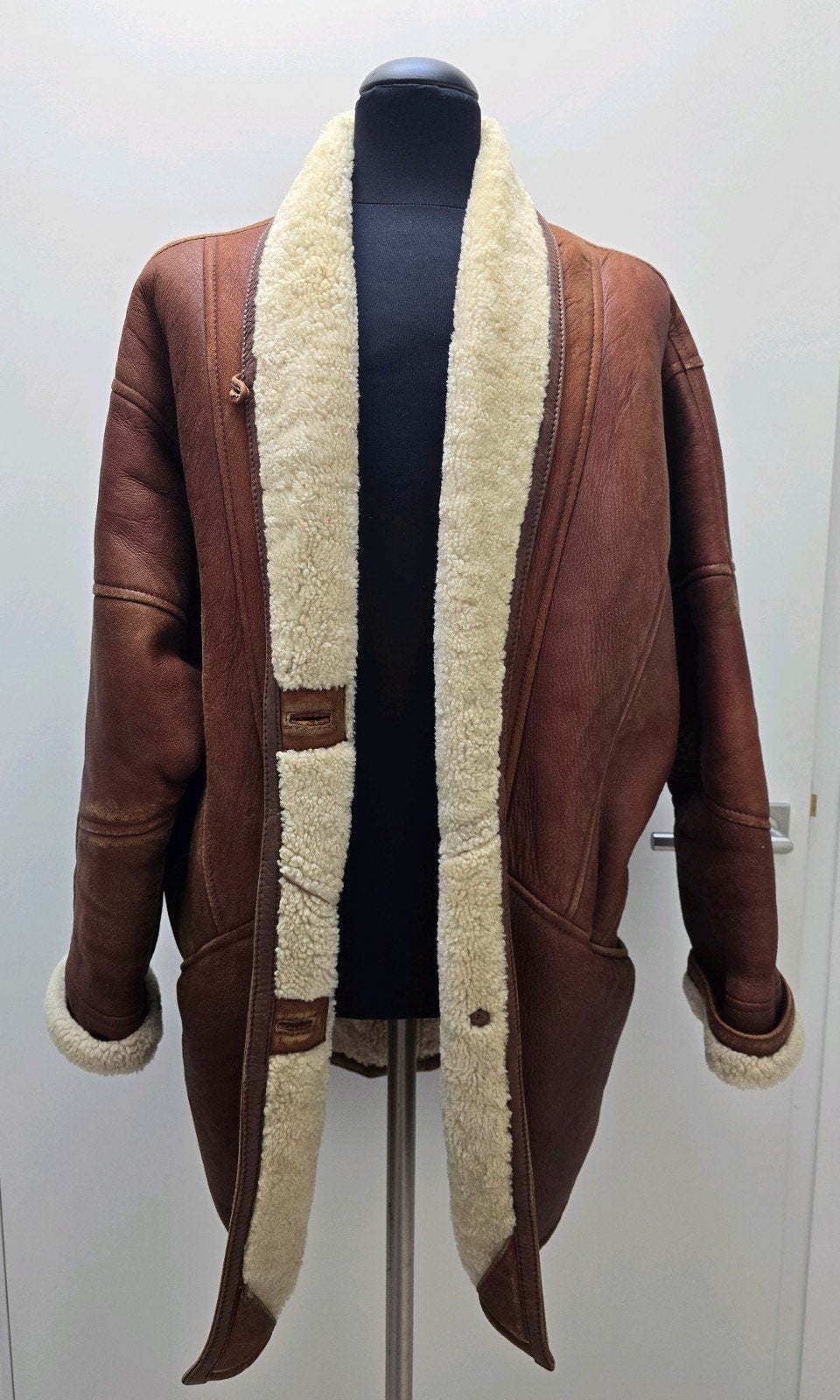 Vintage stoere lammy coat mantel jaren 90 echt schapenvacht, Kleding | Dames, Jassen | Winter, Bruin, Maat 42/44 (L), Ophalen of Verzenden