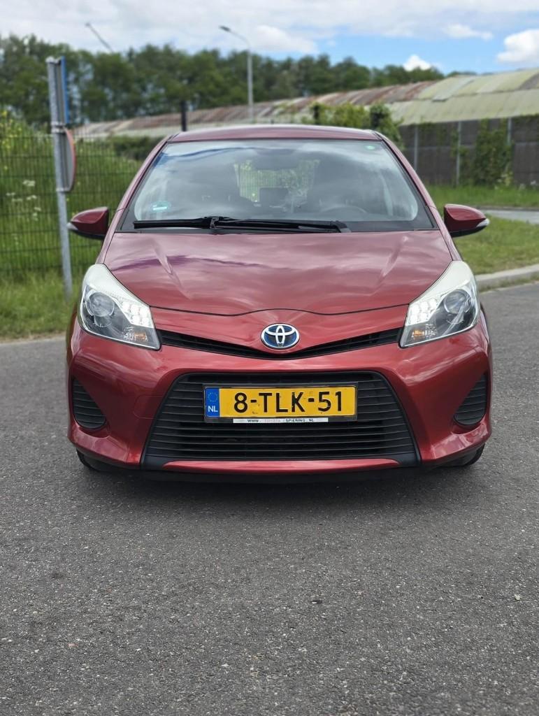 Toyota Yaris 1.5 Full Hybrid CVT 5DR 2014 Rood, 1497 cc, 74 pk, 4 cilinders, 49 €/maand