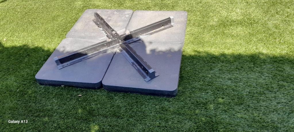 Parasolvoet met vulbare tegels. Gratis op te halen., Ophalen of Verzenden, Gebruikt, 1 tot 2 meter, Parasolvoet