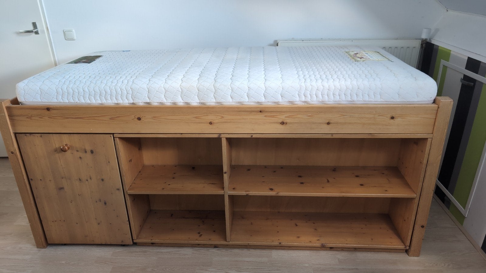 Grenen hoogslaper met boekenplanken en een uitschuiftafel, Ophalen, Hoogslaper