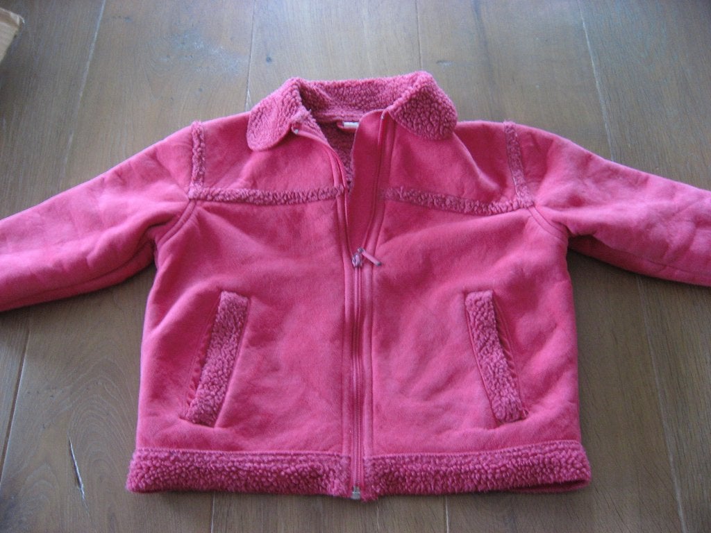 schattig zgan roze suedine / teddy jasje, mt 92/98, Kinderen en Baby's, Verzenden, Zo goed als nieuw, Meisje, Jas