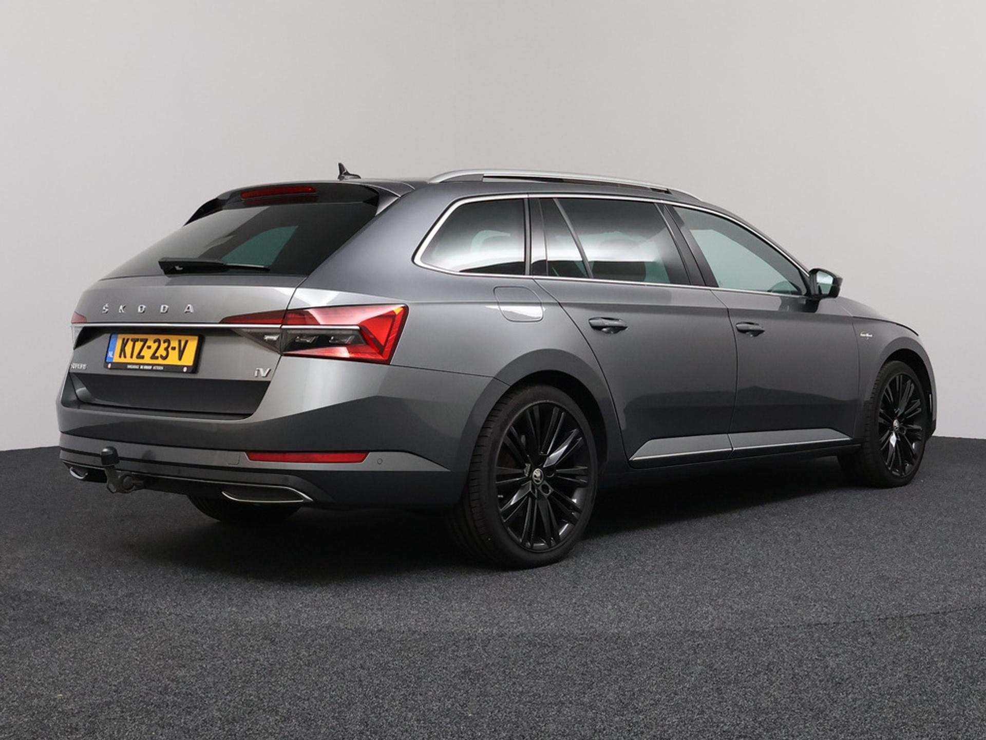 Skoda Superb Combi 1.4 TSI iV Sportline Business Laurin & Kl, Auto's, Dealer onderhouden, Euro 6, 4 cilinders, 1668 kg