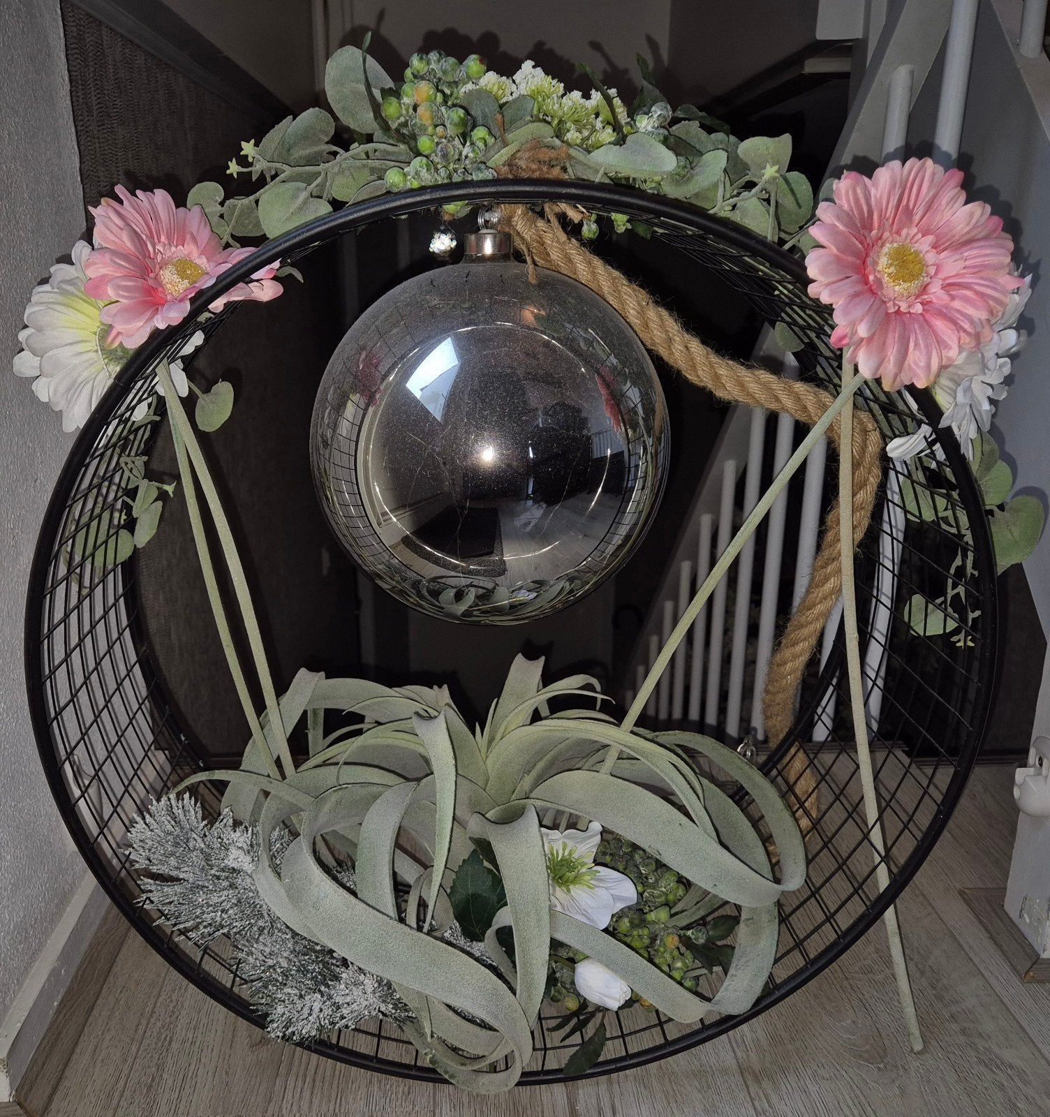 Decoratieve metalen ring met kunstbloemen en spiegelbol, Ophalen, Meerkleurig, Zo goed als nieuw, Metaal
