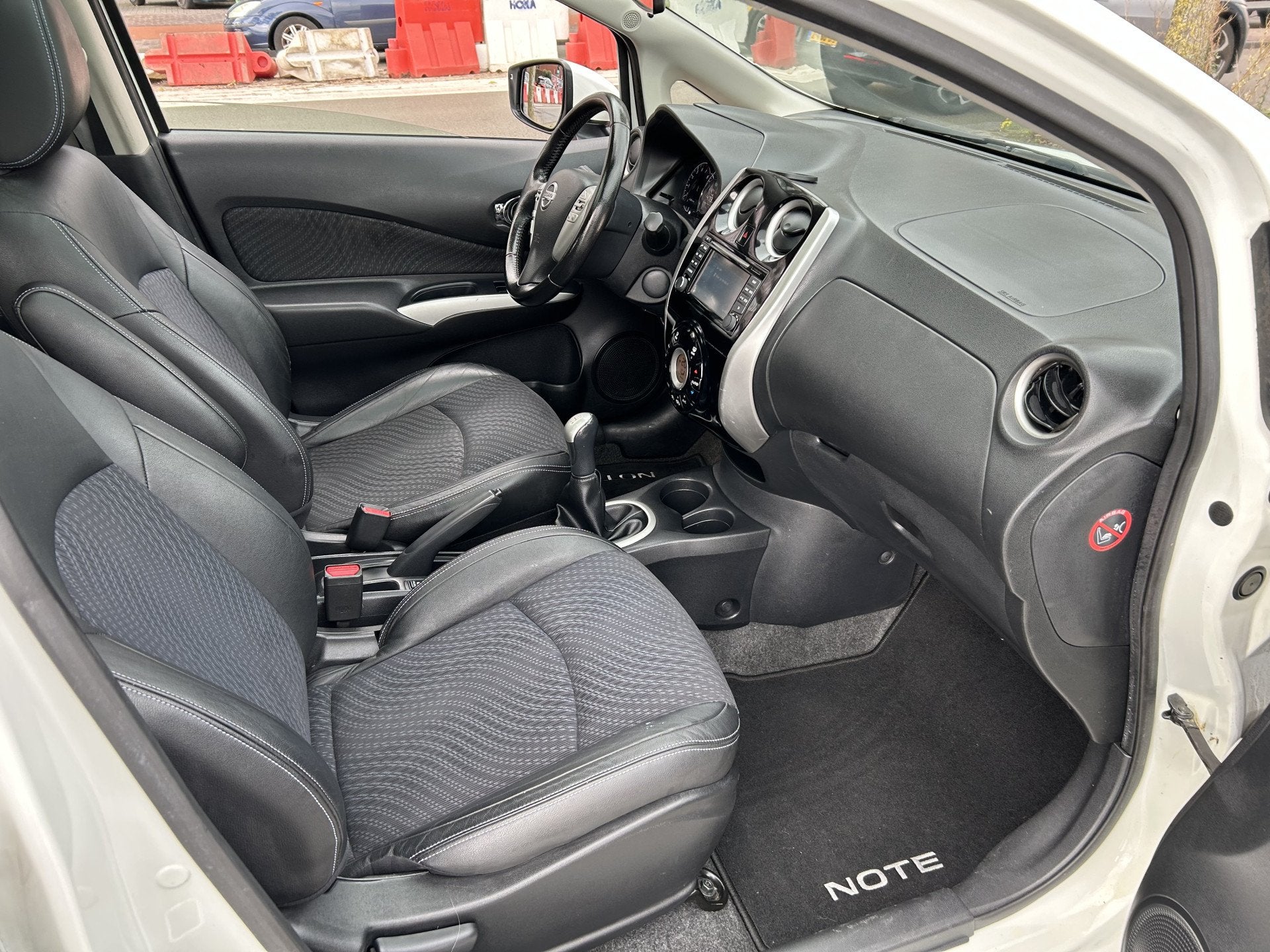 Nissan Note 1.2 DIG-S Tekna Navi/camera Airco/Ecc (bj 2014), Auto's, Voorwielaandrijving, Gebruikt, Zwart, Bedrijf
