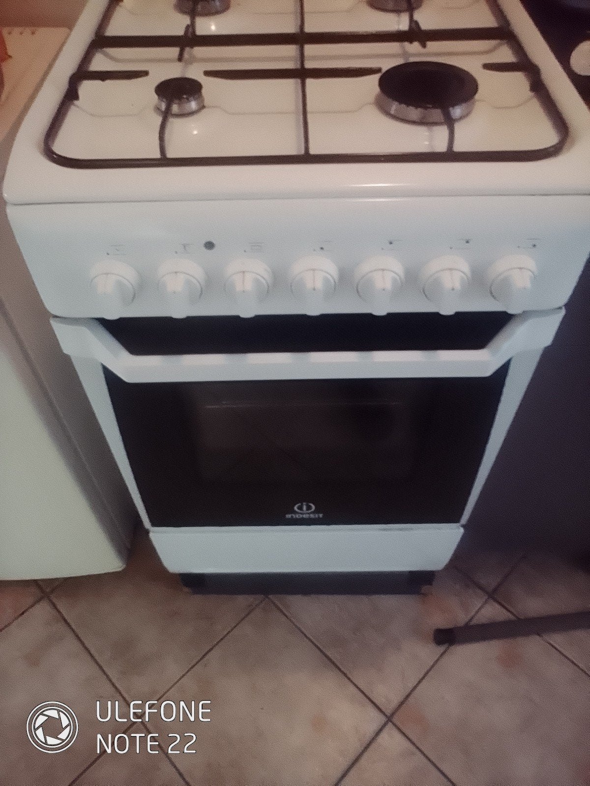 Indesit gasfornuis in nieuwstaat, Witgoed en Apparatuur, Ophalen, 4 kookzones, Zo goed als nieuw, Gas