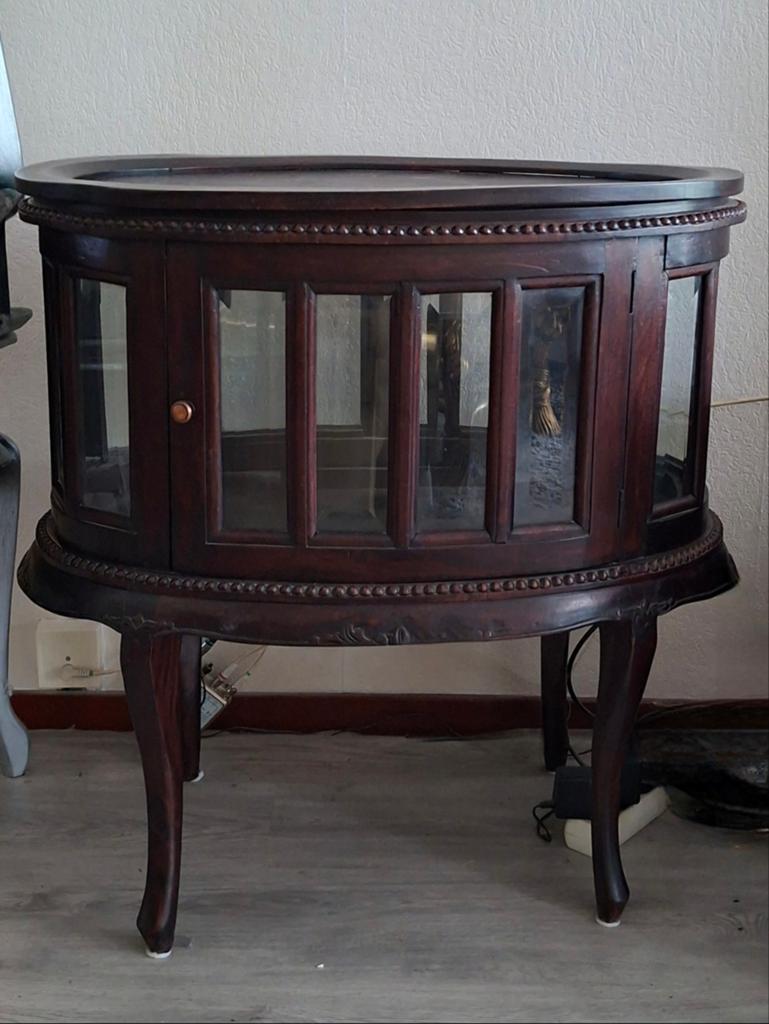 Antieke houten vitrinekast met glazen deuren, Ophalen
