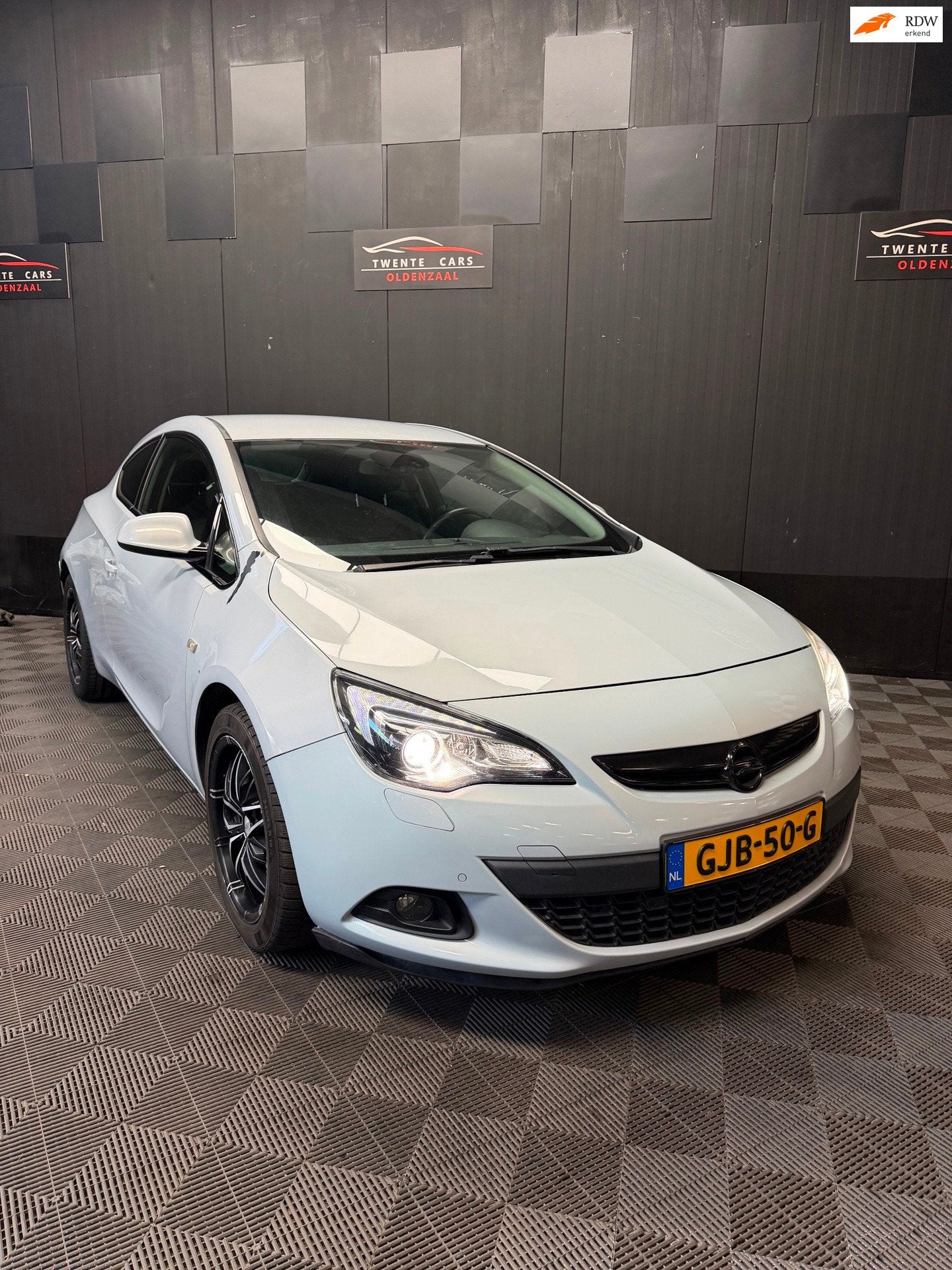 Opel ASTRA GTC 1.6 Turbo Sport 180PK | Led | Navi | PDC | Cr, Auto's, Opel, Euro 5, Gebruikt, Zwart, Wit