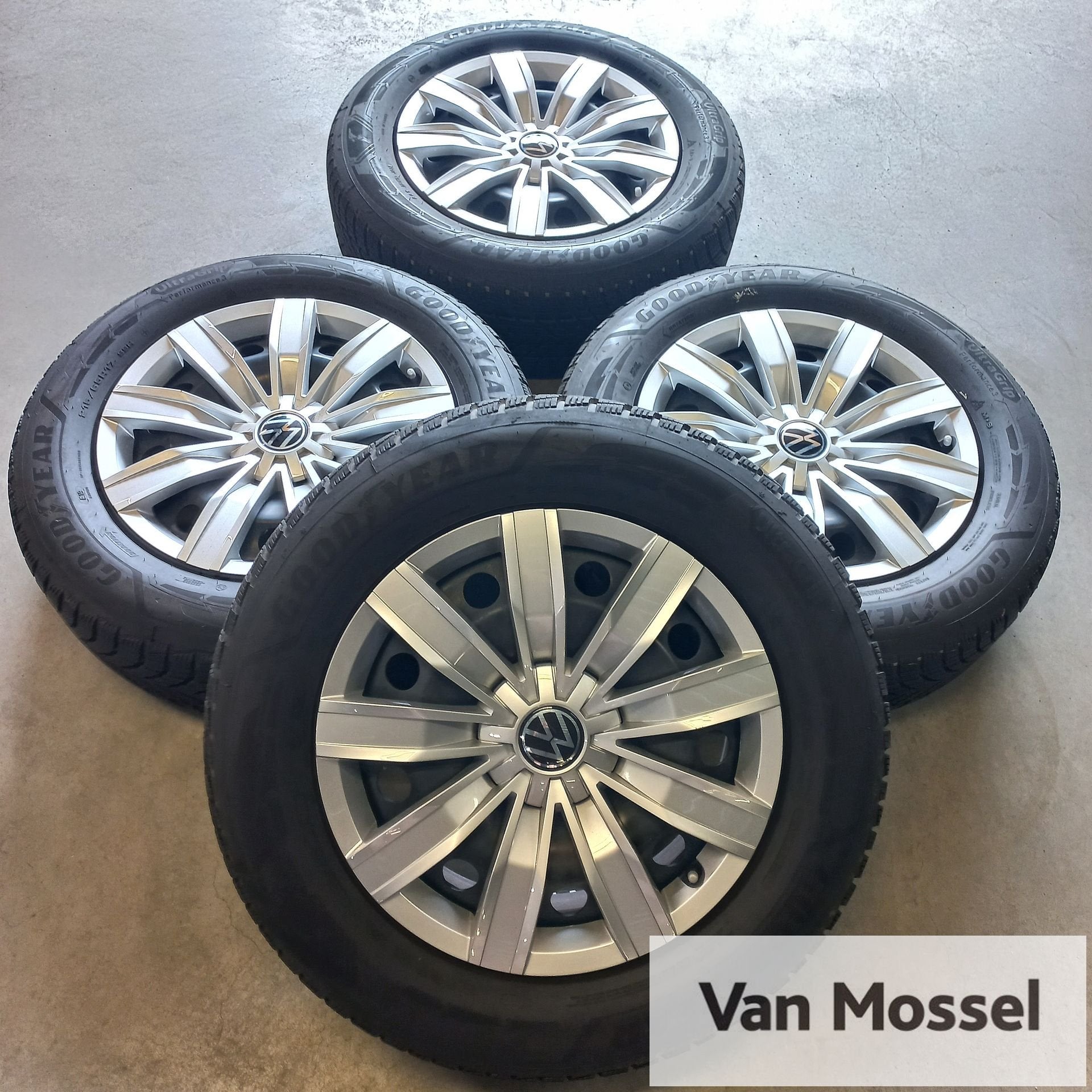 Volkswagen Tiguan GoodYear UltraGrip Performance 3 215/65/R1, -, -, Banden en Velgen, 17 inch
