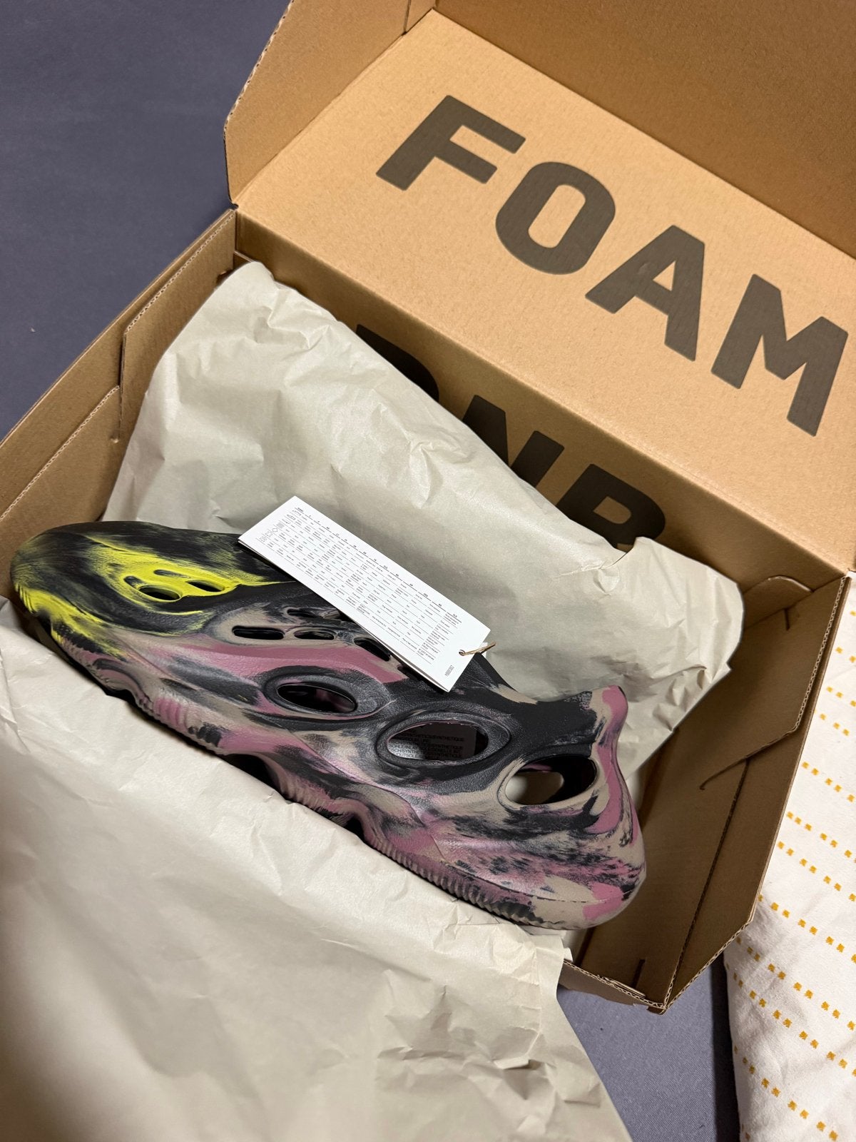 Yeezy Foam RNR - Groen/Zwart/Roze - Maat 40 1/2, Ophalen of Verzenden, Nieuw, Overige kleuren, Slippers