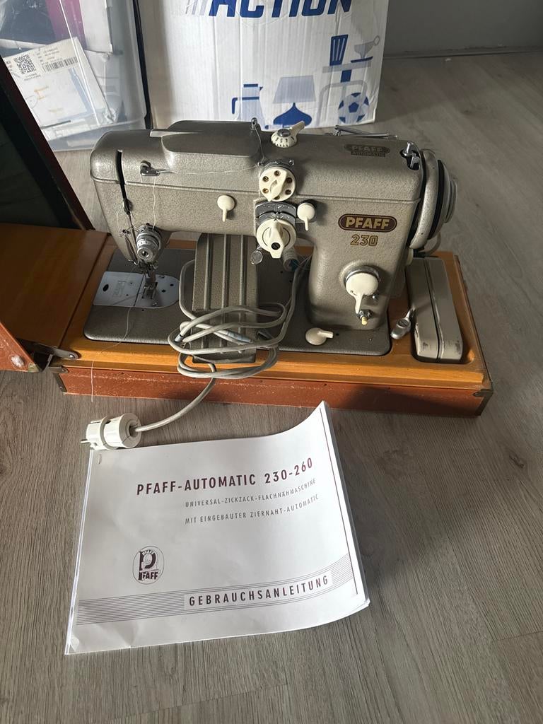 Vintage Pfaff 230 Naaimachine met Handleiding, Ophalen of Verzenden, Zo goed als nieuw, Naaimachine, Pfaff