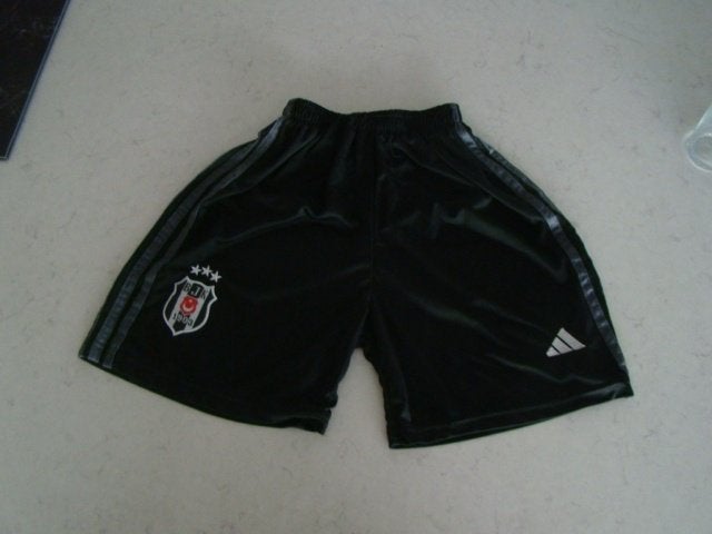 Sportbroekje Beşiktaş JK / maat 176 / ADIDAS, Adidas, Jongen of Meisje, Sport- of Zwemkleding, Ophalen of Verzenden