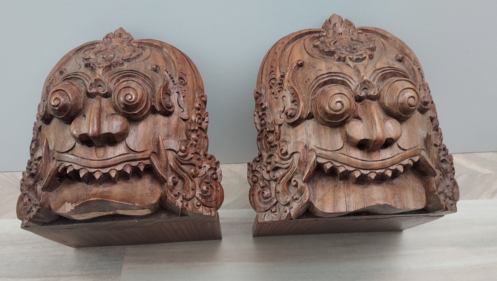 Boekensteunen, uit Bali - Indonesië - Baring maskers., Houtsnijwerk, Ophalen of Verzenden, Handgemaakt, 20 - 50 cm