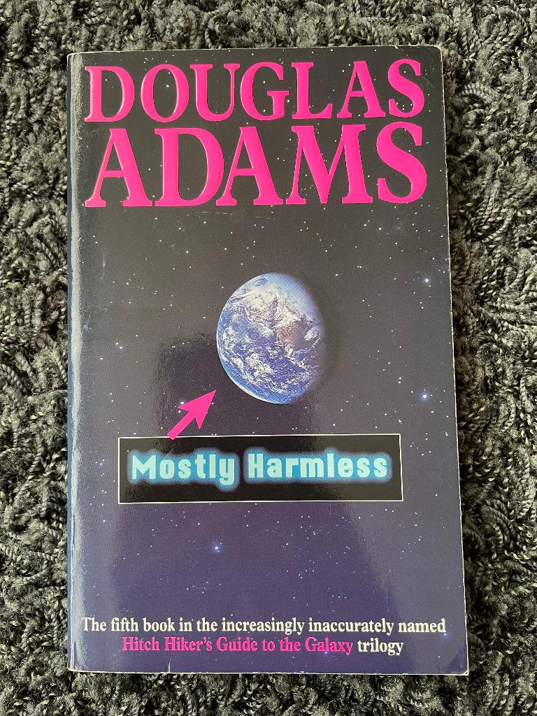 Douglas Adams - Mostly Harmless, Boeken, Science fiction, Ophalen of Verzenden, Gelezen, Douglas Adams