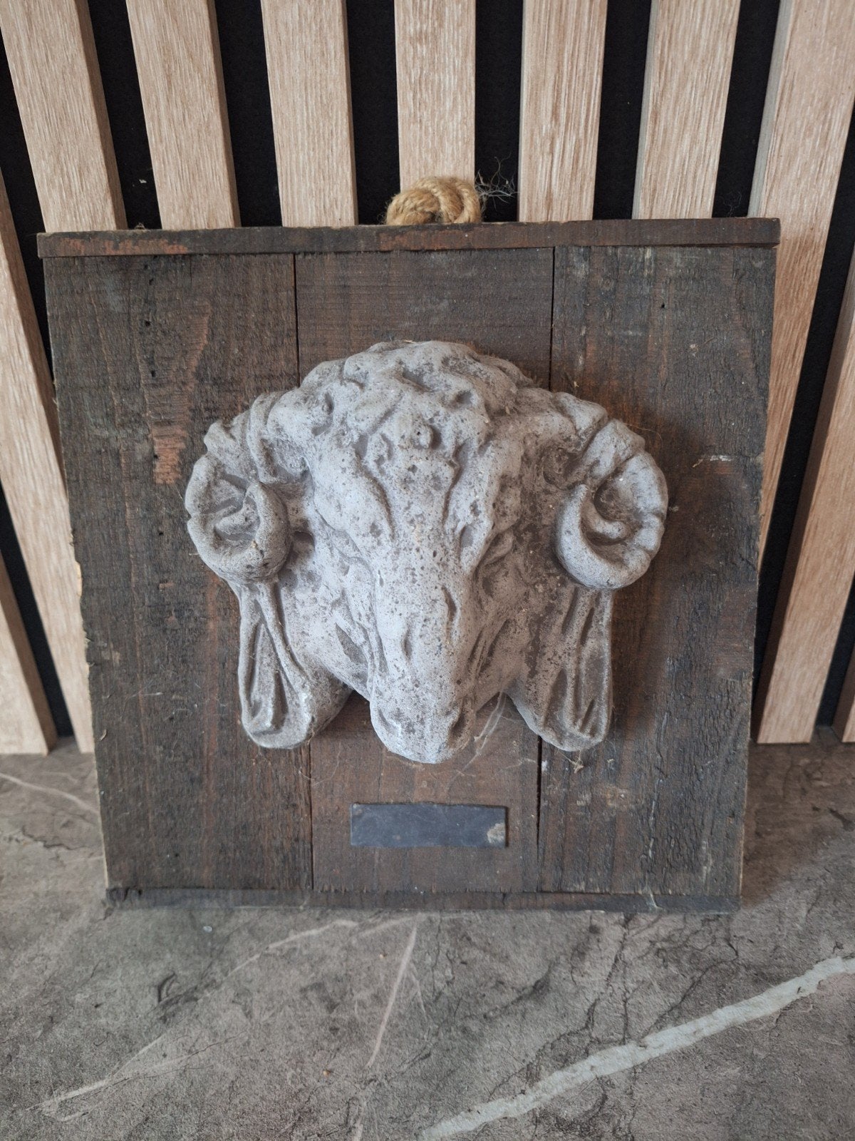 Wanddecoratie Ramshoofd op Houten Plaat, Huis en Inrichting, Woonaccessoires | Wanddecoraties, Ophalen of Verzenden