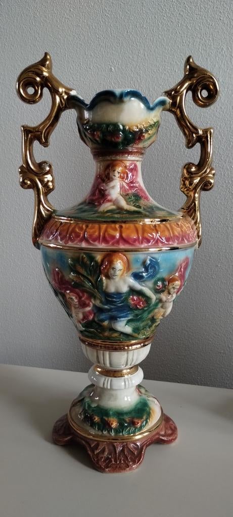 Majolica porseleinen vaas, gemaakt in Italië en genummerd,, Antiek en Kunst, Antiek | Vazen, Ophalen of Verzenden