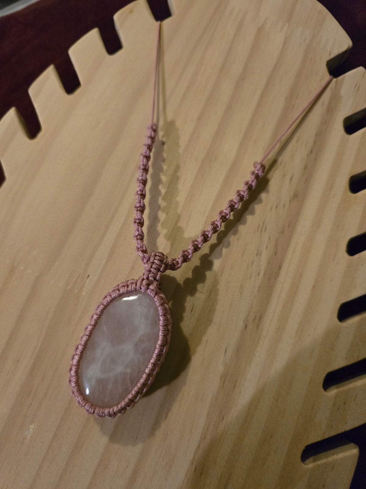 Titel Handgemaakte macramé ketting met Rozenkwarts, Verstelbaar, Nieuw, Ophalen of Verzenden, Steen of Mineraal