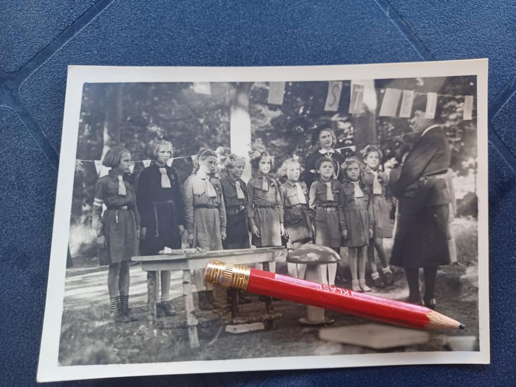 FOTOKAART Padvindsters met o.a. Prinses Beatrix 1946 (51), Ophalen, 1940 tot 1960, Ongelopen, Sterren en Beroemdheden