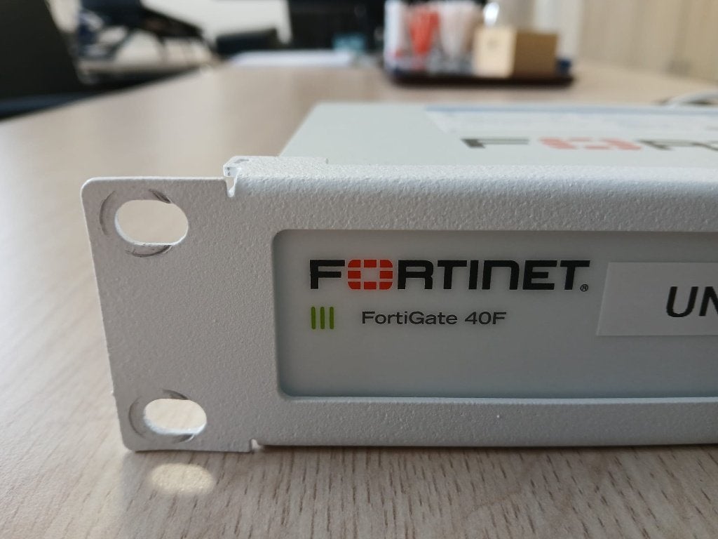 Fortinet Fortigate 40F Firewall met adapter, Ophalen, Gebruikt