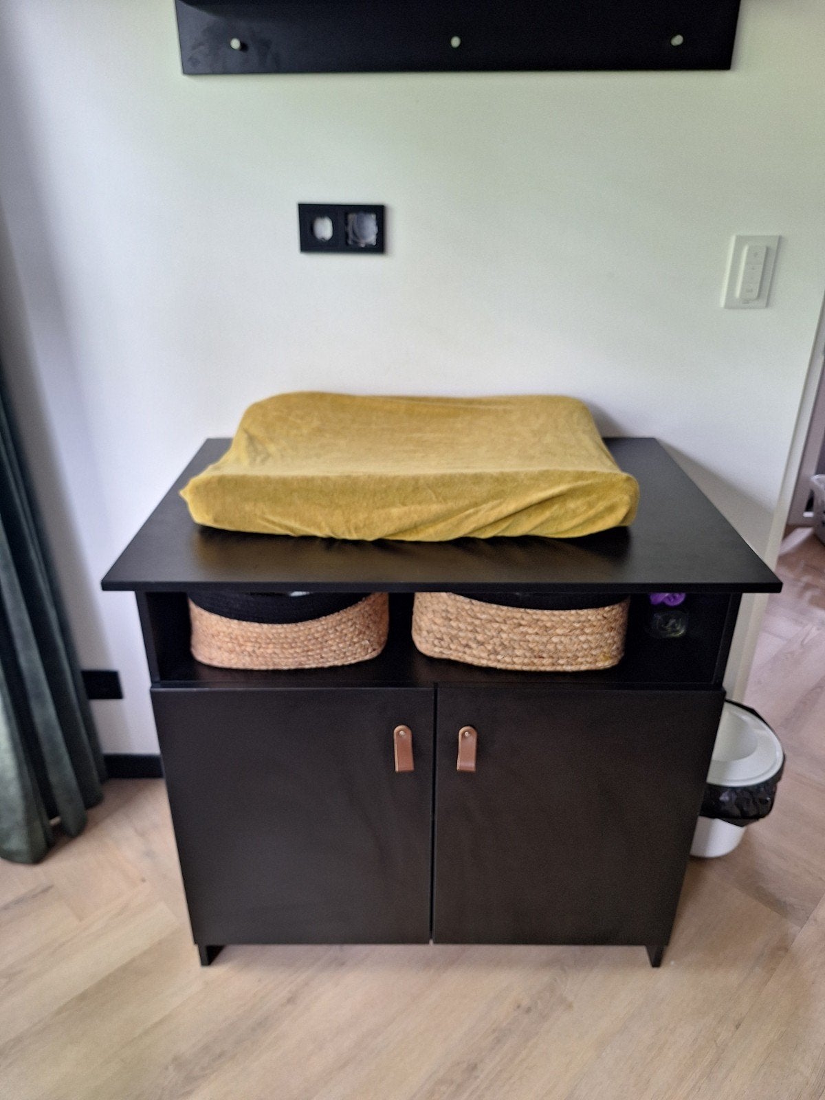 Zwarte commode en bijbehorende kledingkast baby's, Ophalen, 50 tot 70 cm, Zo goed als nieuw, 75 tot 100 cm