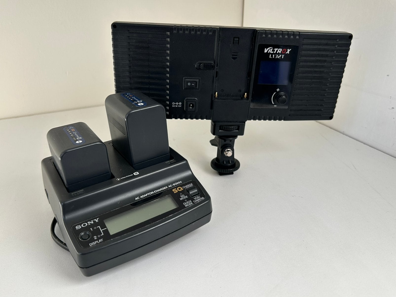 Sony accu’s met led bar voor op camera, Ophalen of Verzenden, Zo goed als nieuw