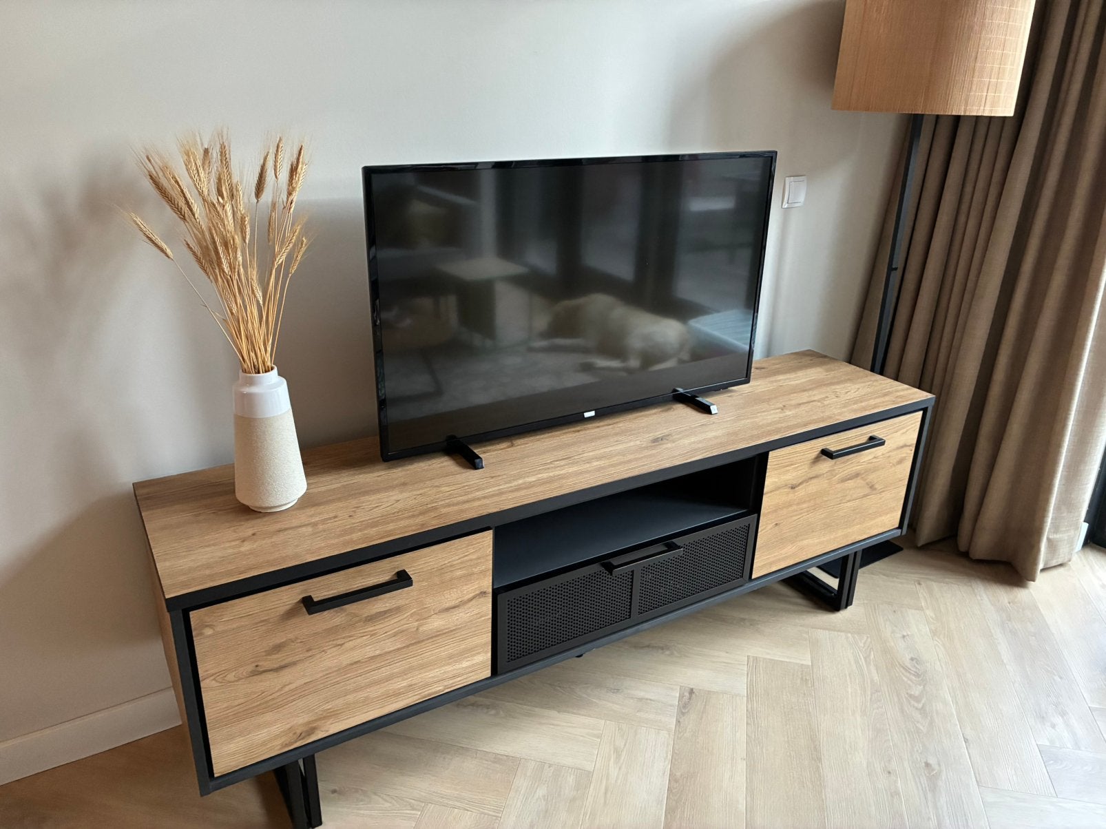 Avalon lowboard TV meubel - Henders en Hazel, Huis en Inrichting, Kasten | Televisiemeubels, Ophalen, 150 tot 200 cm, Zo goed als nieuw