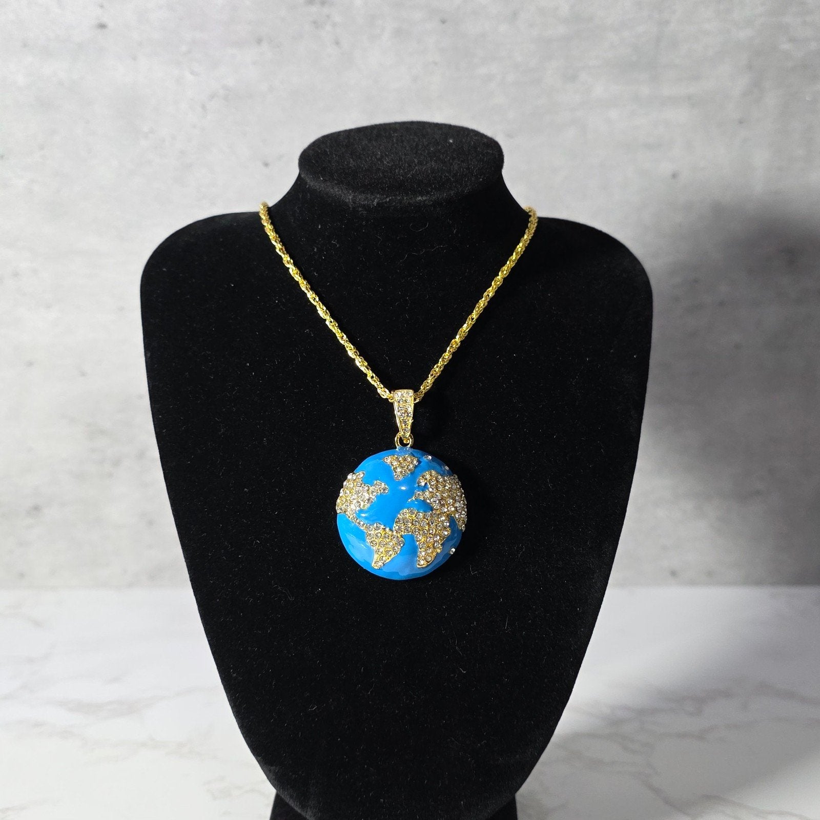 Earth Pendant Iced-Out Chain, Ophalen of Verzenden, Nieuw, Goud, Met hanger