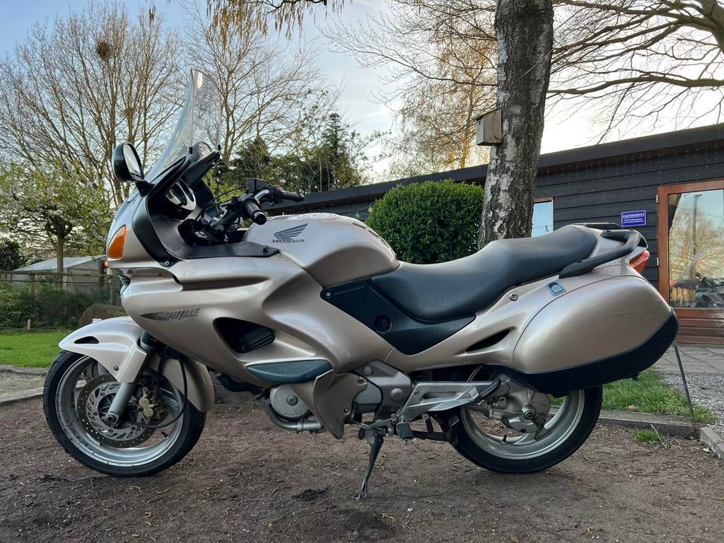 Superfijne Honda NT 650 Deauville uit 1998, Motoren, Motoren | Honda, Cardan-aandrijving, 2 cilinders, Motorrijbewijs A, Gebruikt