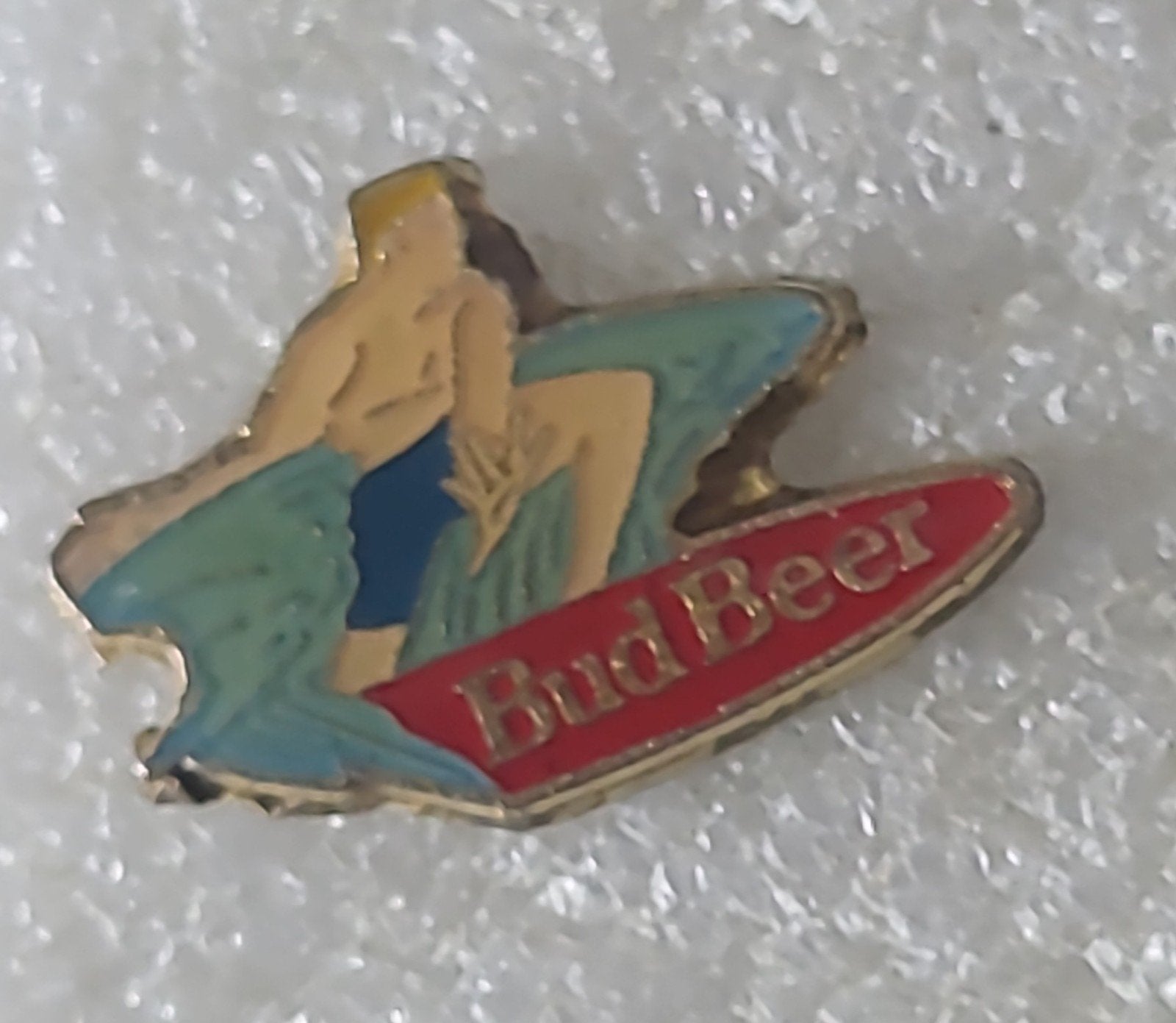 Vintage Bud Beer Pin - Surfer Design, Verzamelen, Speldjes, Pins en Buttons, Verzenden, Gebruikt, Merk, Speldje of Pin