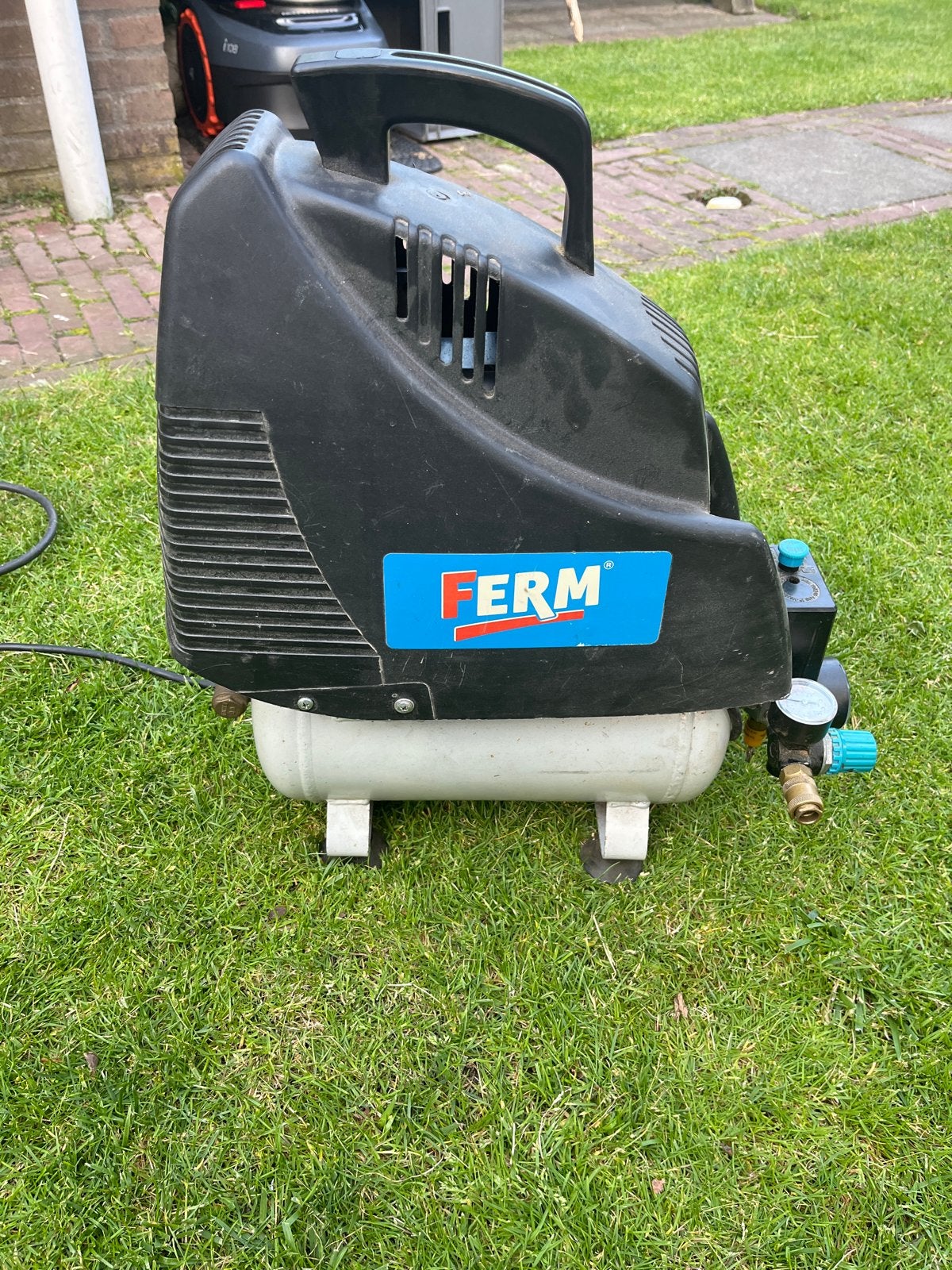 FERM Compressor - Compact en Mobiel, Doe-het-zelf en Verbouw, Compressors, Gebruikt, 6 tot 10 bar, Ophalen of Verzenden, Minder dan 200 liter/min