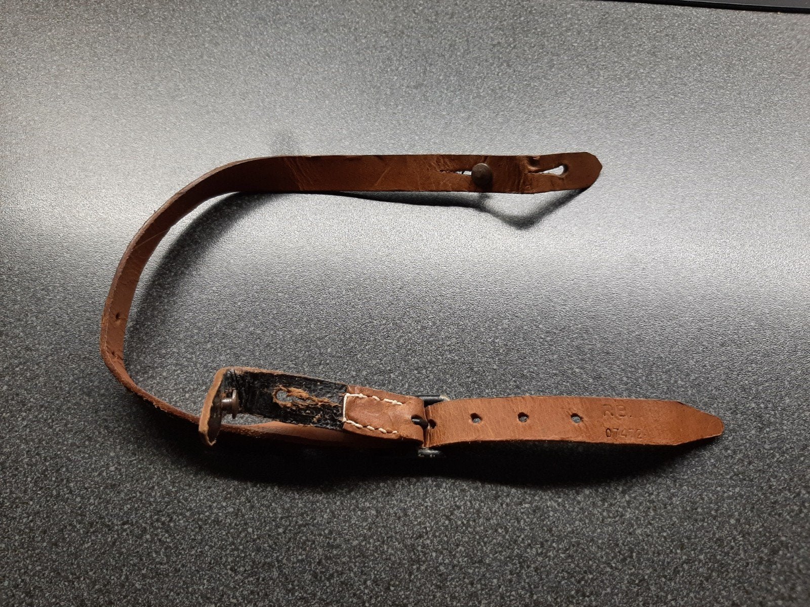 Duitsland  - Stahlhelm  Leder Kinnriem / riembreedte 13,5 mm, Verzamelen, Militaria | Tweede Wereldoorlog, Ophalen of Verzenden