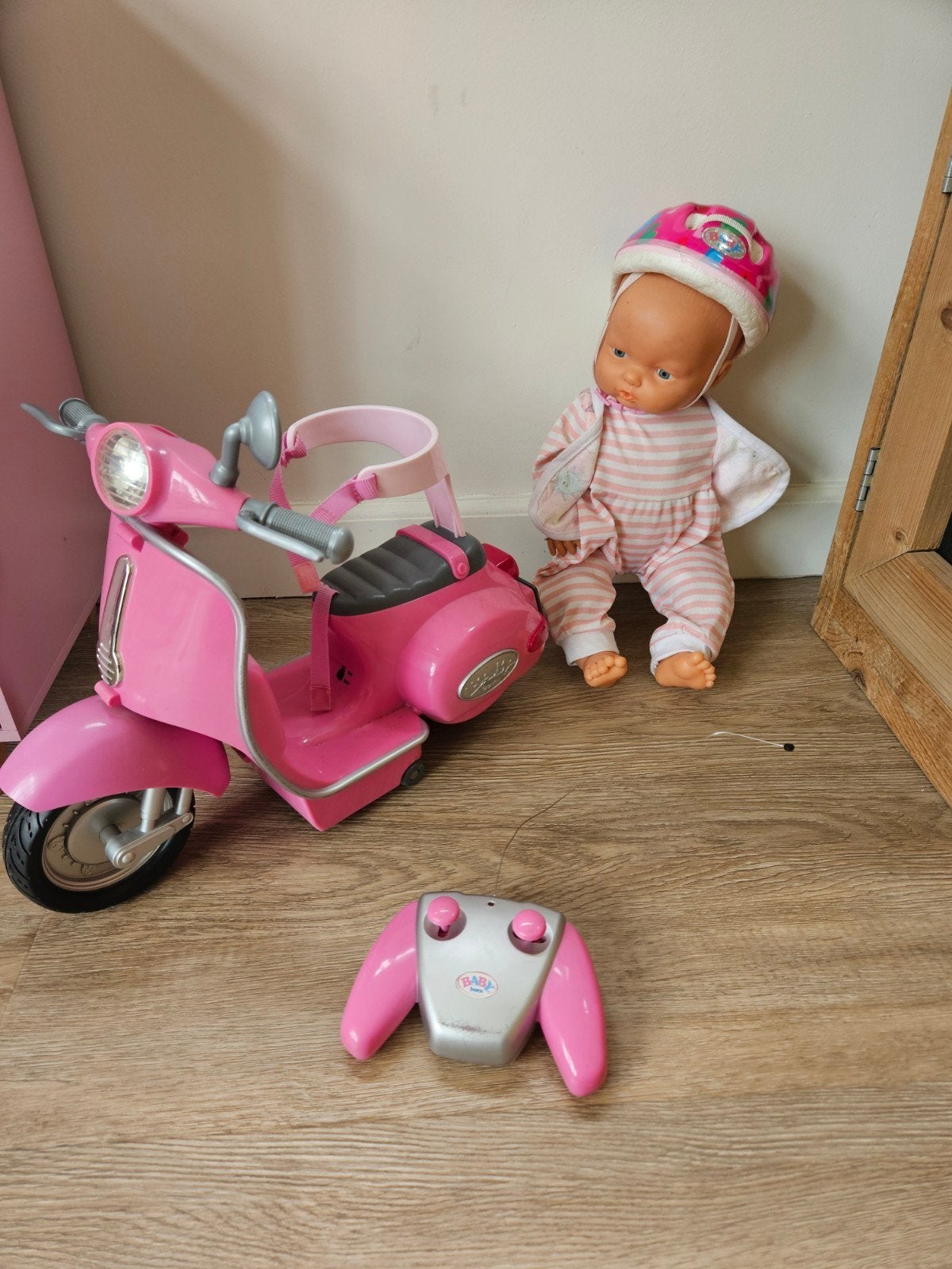 BABY born pop met roze scooter en afstandsbediening, Ophalen of Verzenden, Gebruikt, Babypop