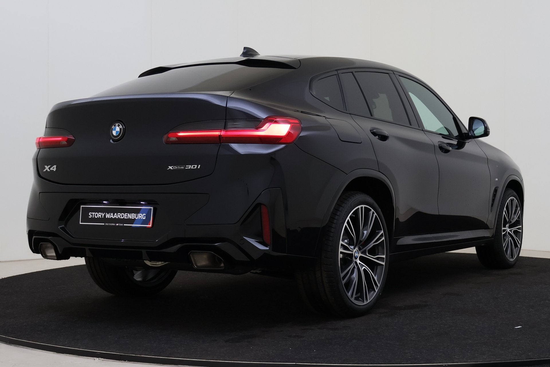 BMW X4 xDrive30i M Sport Automaat / Panoramadak / Trekhaak /, Auto's, Zwart, 4 cilinders, Bedrijf, X4