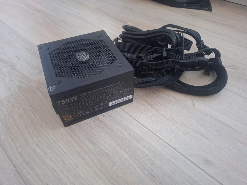 Cooler Master MasterWatt 750W Voeding, Ophalen