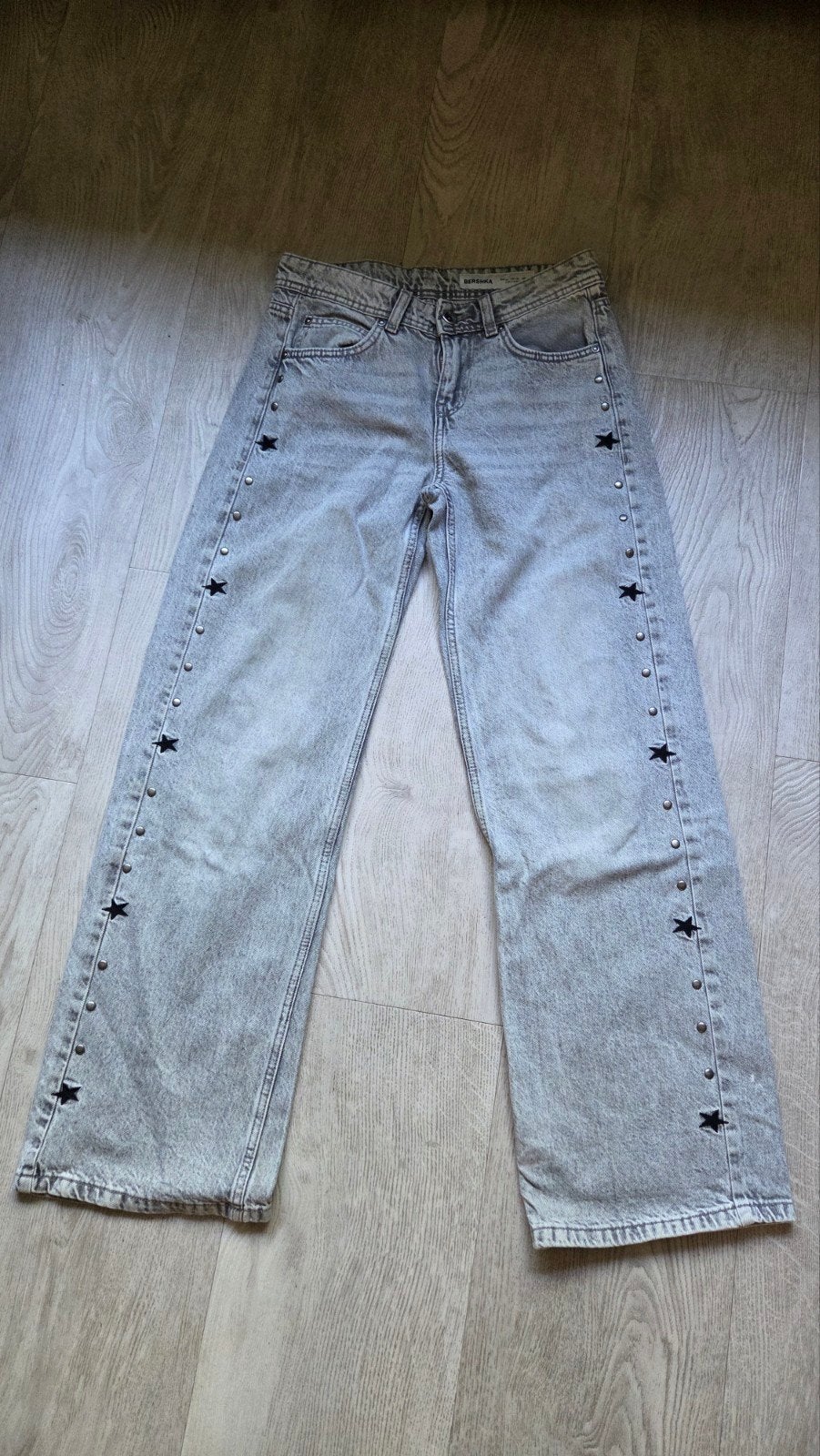 Bershka wide leg jeans met sterren en studs maat 34, W27 (confectie 34) of kleiner, Grijs, Gedragen, Bershka