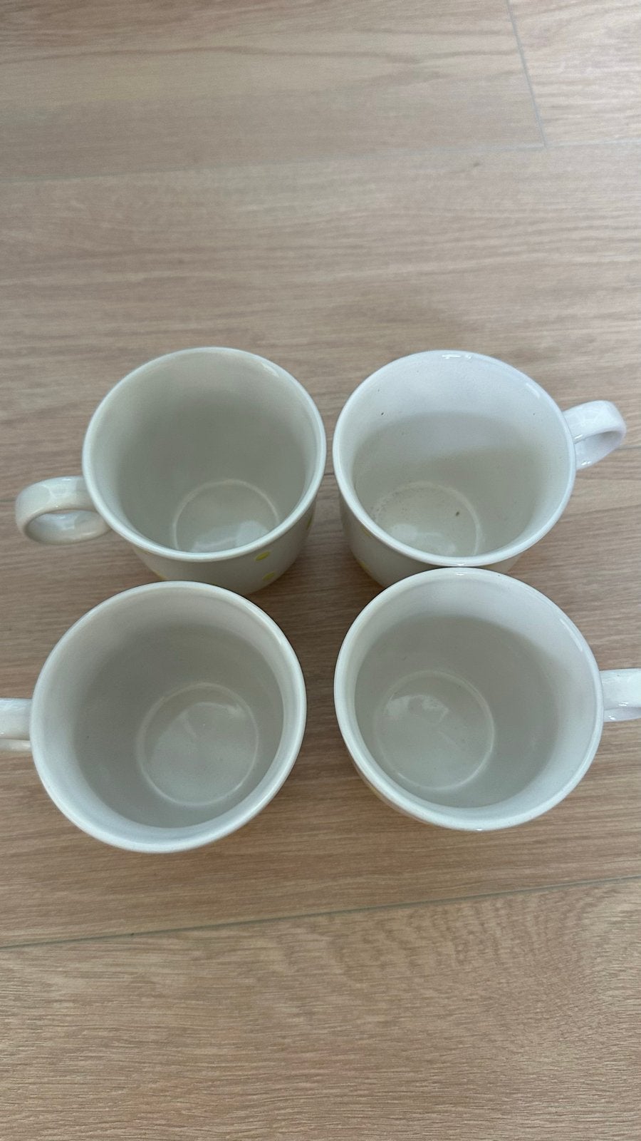 Set van 4 witte mokken met gele stippen, Gebruikt, Keramiek, Modern, Mok