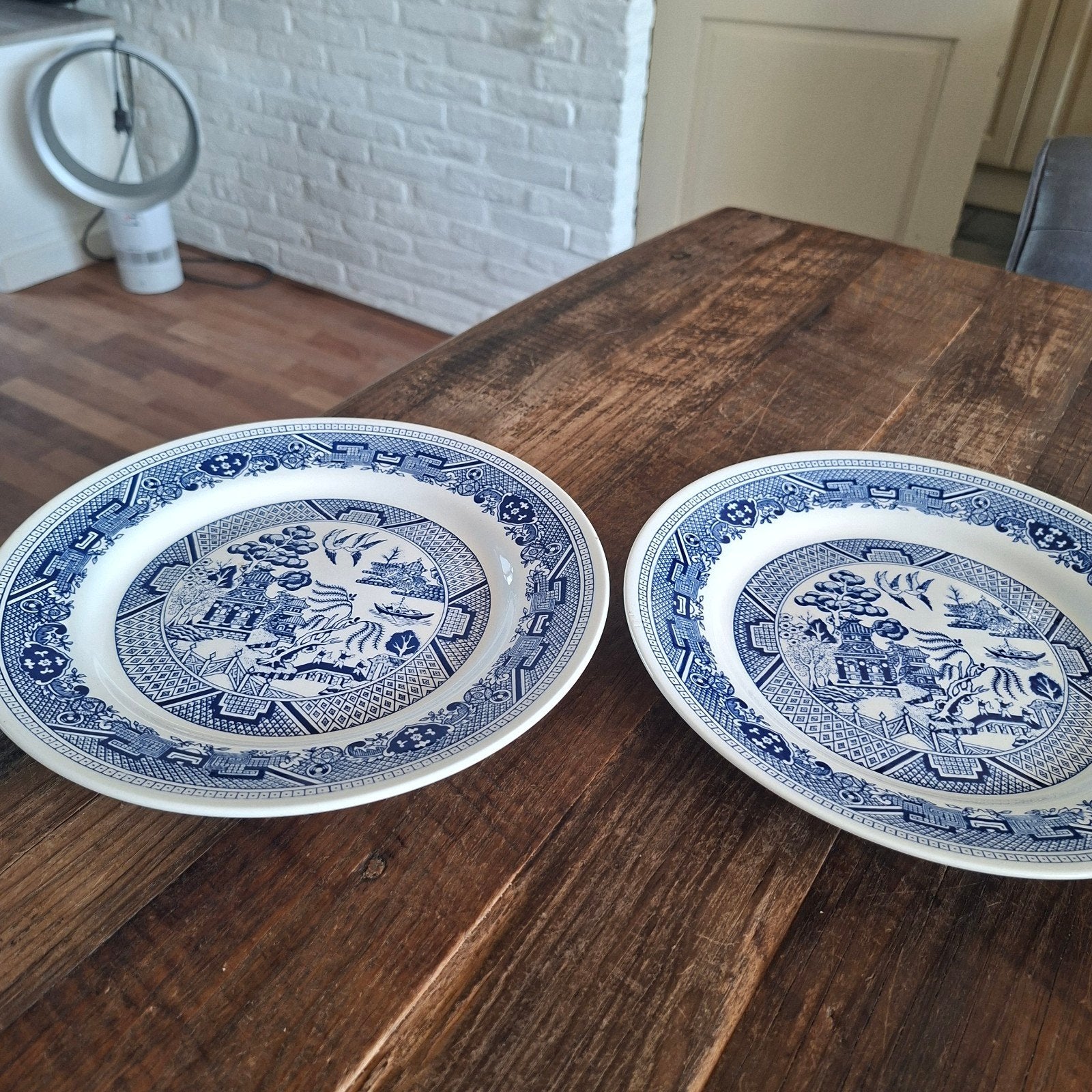 2 Italiaanse Borden  met Chinese Afbeelding  24 cm groot, Ophalen of Verzenden