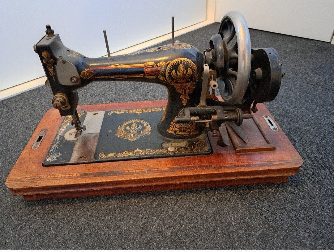 Antieke Naaimachine met Houten Onderstel, Antiek en Kunst, Ophalen