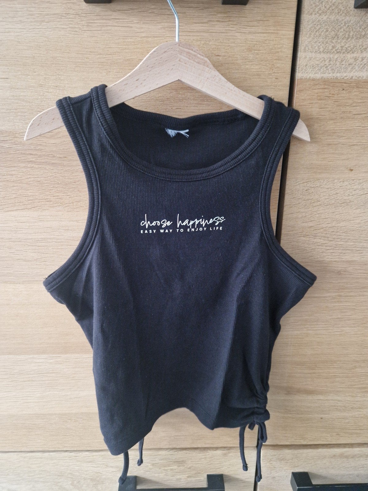 Zwarte geribbelde crop top met trekkoordjes en tekst, Ophalen of Verzenden, Zo goed als nieuw, Meisje, Shirt of Longsleeve