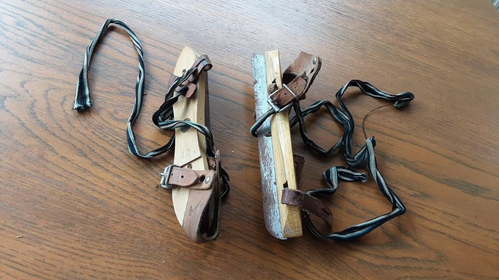 Oude houten boekjes schaatsen voor onder de schoenen van vro, Sport en Fitness, Schaatsen, Ophalen of Verzenden, Overige typen