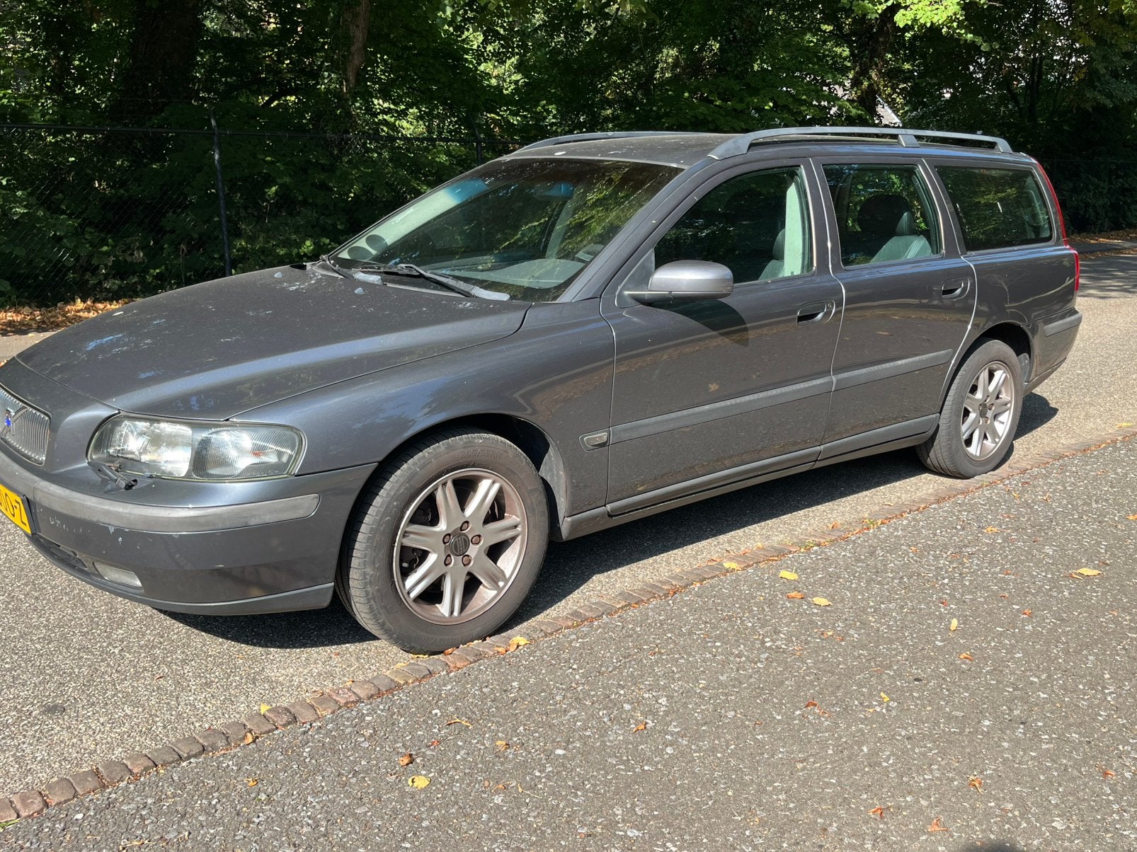 Volvo V70 2.0 T AUT 2004 Grijs.  Zeer goed staat ., Auto's, Zwart, 1984 cc, 179 pk, Stationwagon