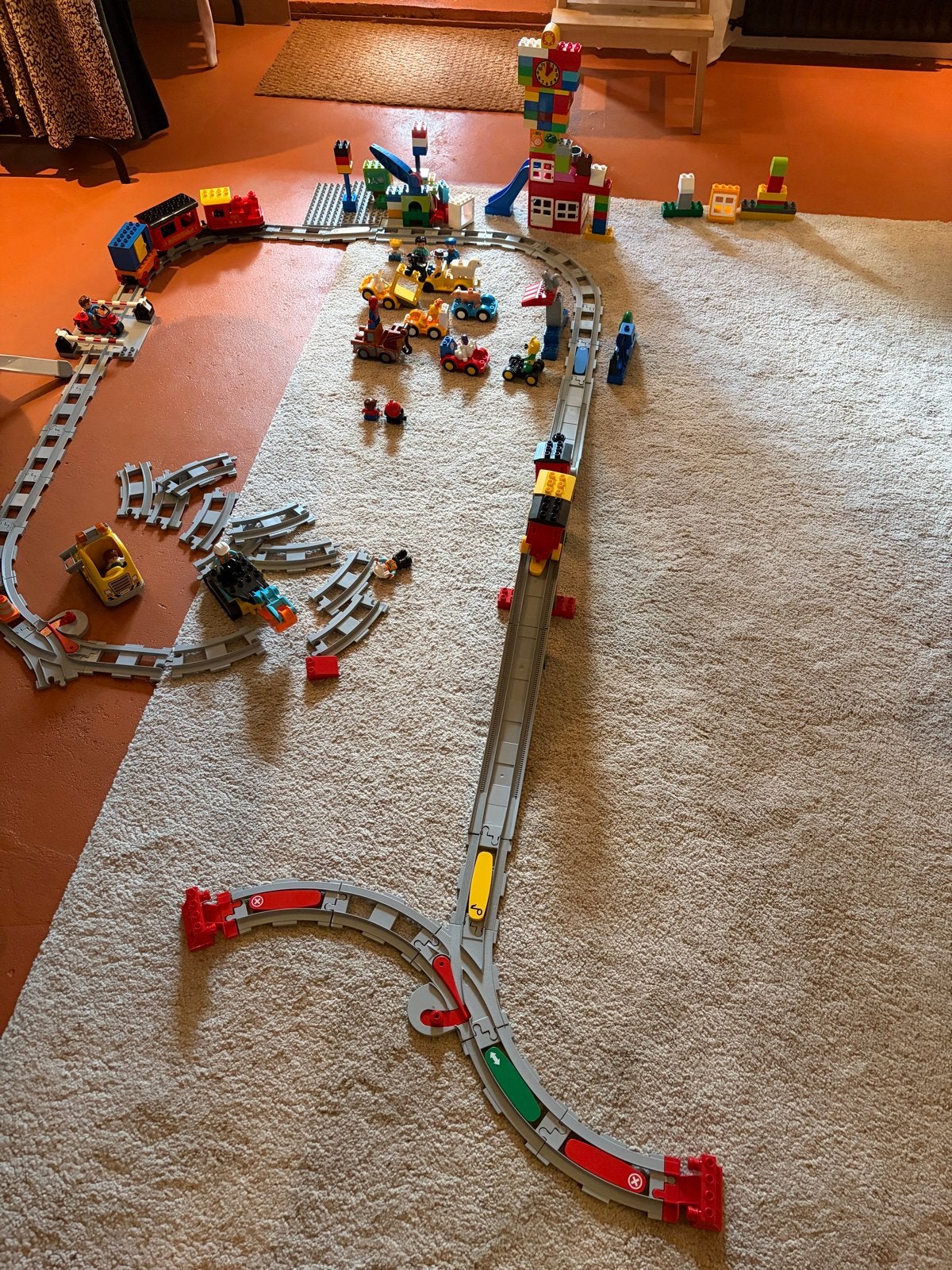 Duplo treinbaan met treinen, auto's en veel extra's, Ophalen, Gebruikt, Duplo, Inclusief accessoires