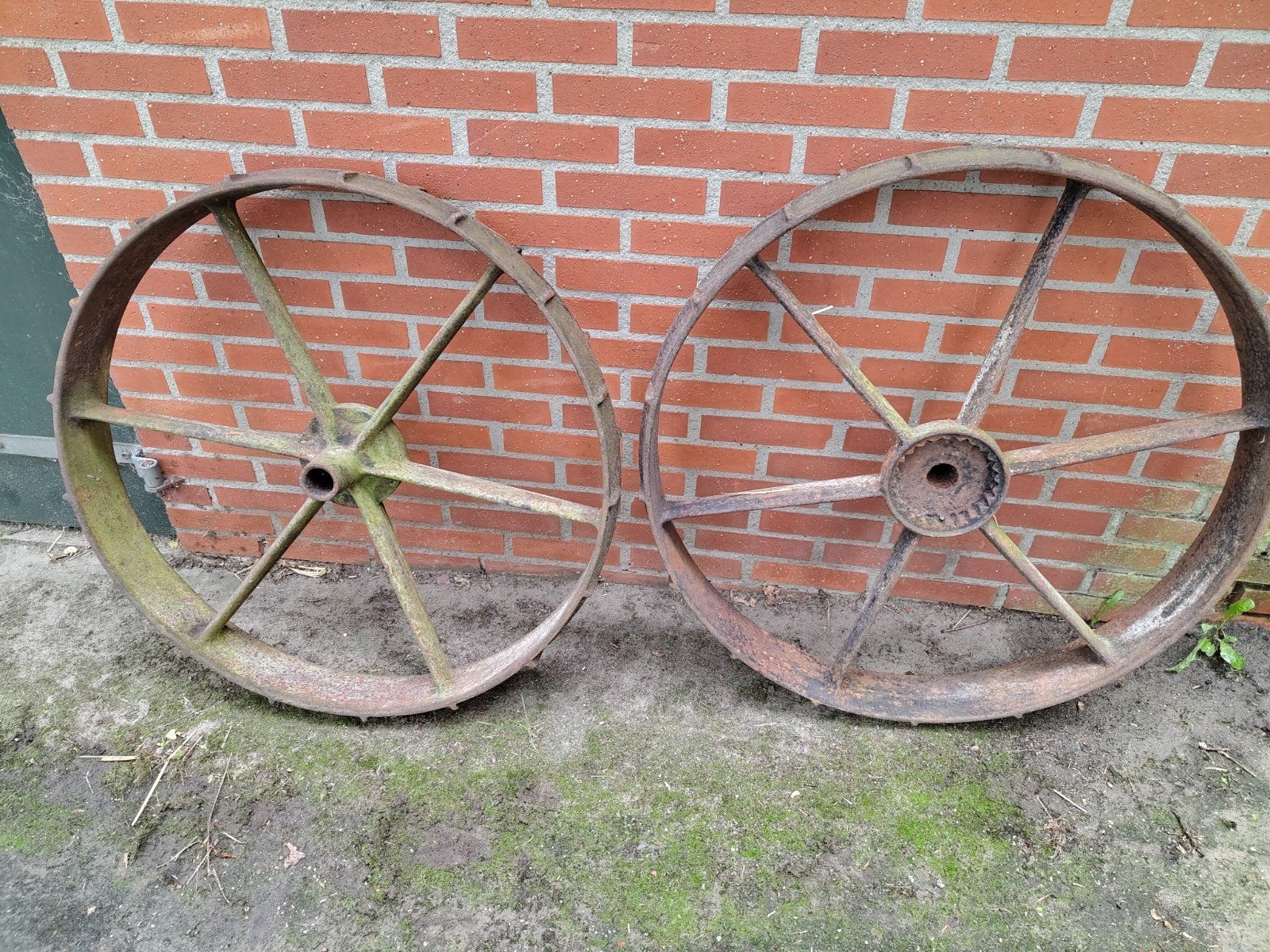 Twee Gietijzeren Wielen - Decoratief/Tuin, Antiek en Kunst, Ophalen